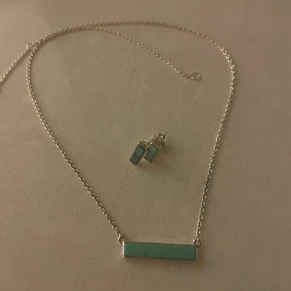 Chic Silver Necklace with Turquoise Pendant